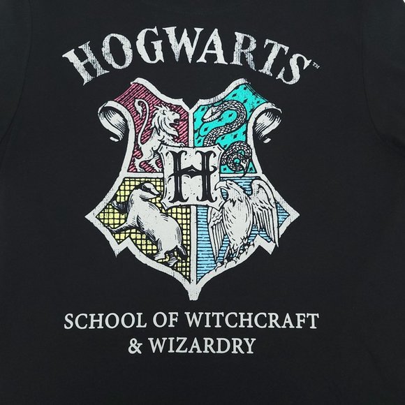 Hogwarts Harry Potter T Shirt Size M Crest Graphic School Witchcraft Wizardry - Picture 1 of 9